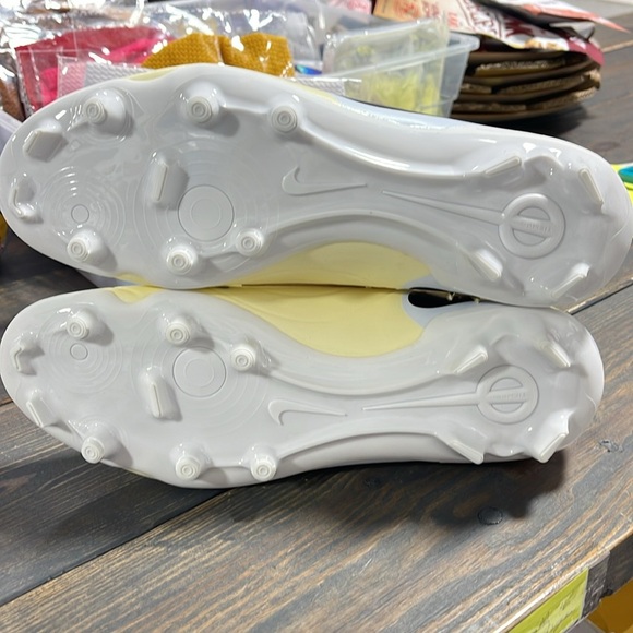 NIKE LEGEND 10 CLUB FG/MG CLEATS YELLOW/WHITE - 10 - Picture 6 of 7